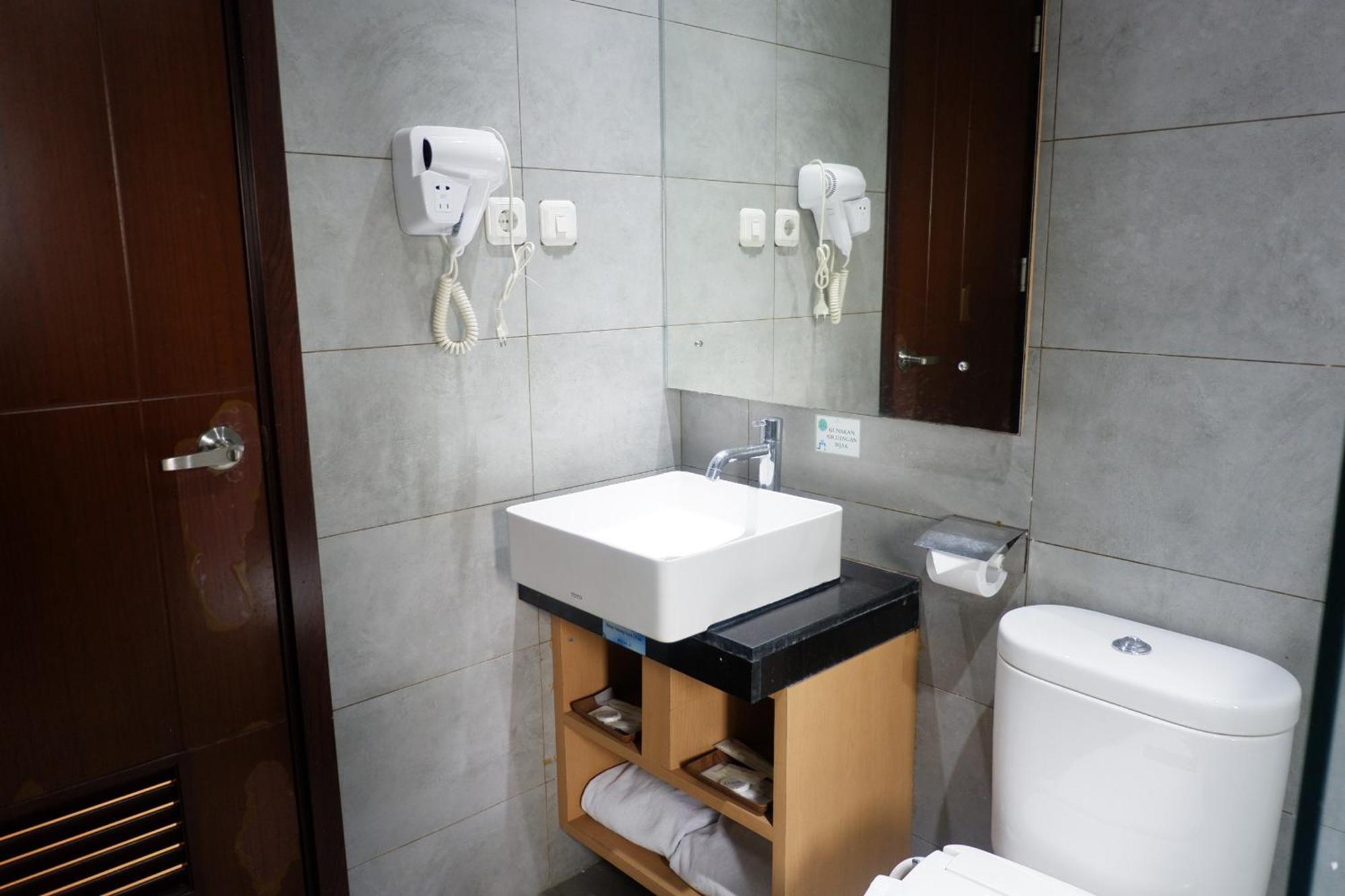 Lemo Hotel Serpong Tangerang Exterior photo