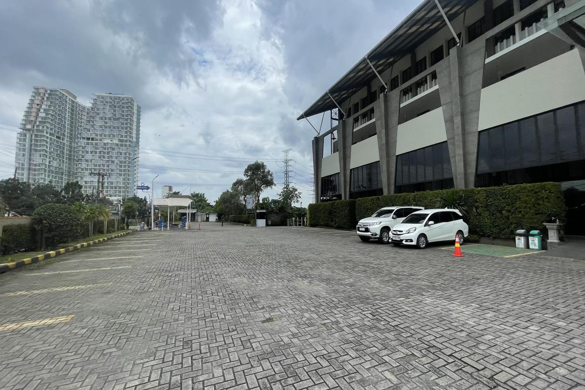 Lemo Hotel Serpong Tangerang Exterior photo